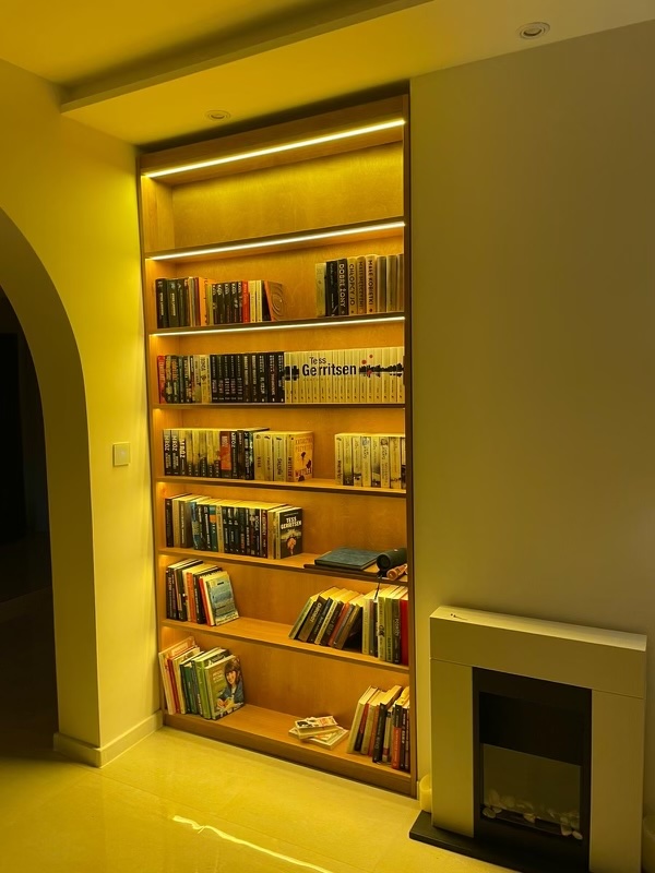 Ręczna produkcja mebli drewnianych w warsztacie stolarskim Vetora