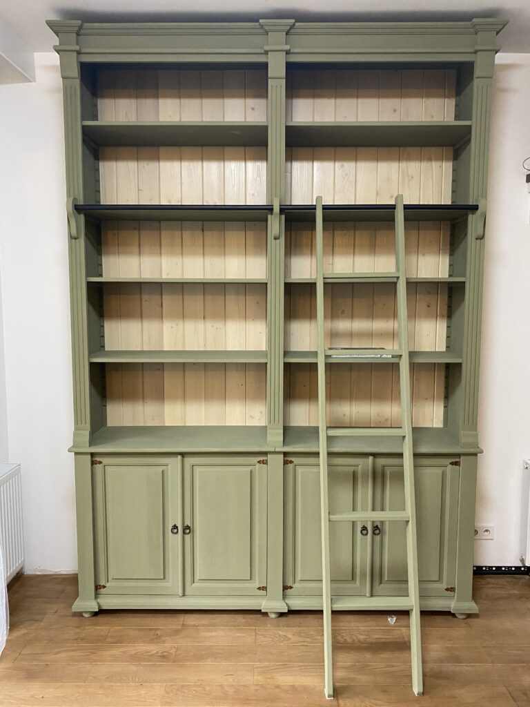 biblioteka drewniana z drabinką